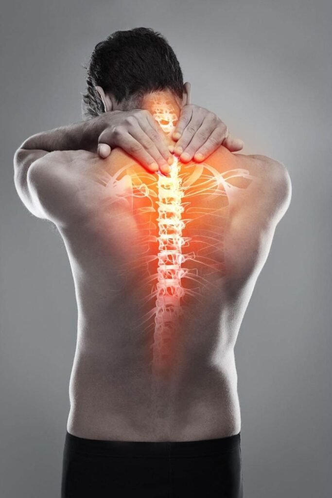 Hombre joven con expresión de dolor tocándose el hombro